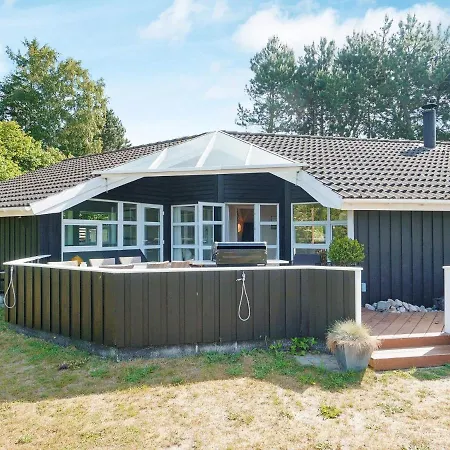 7 Person In Graested-by Traum